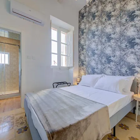 Casa Marie, In A Traditional Corner Townhouse In The 3 Cities, Built In 1881 *