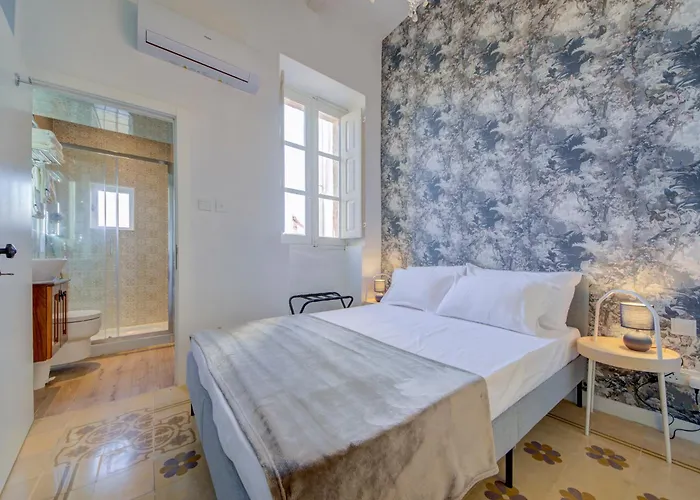 Casa Marie, In A Traditional Corner Townhouse In The 3 Cities, Built In 1881 *