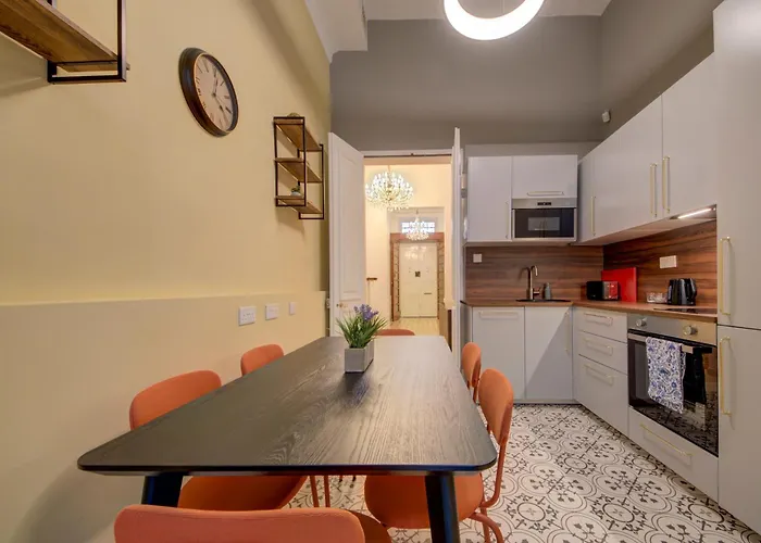 Casa Marie, In A Traditional Corner Townhouse In The 3 Cities, Built In 1881 *