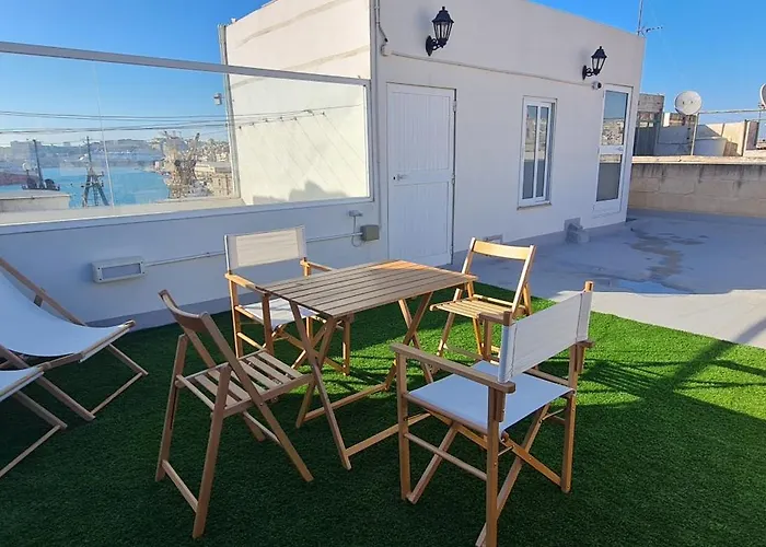 Casa Marie, In A Traditional Corner Townhouse In The 3 Cities, Built In 1881 *