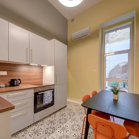 Casa Marie, In A Traditional Corner Townhouse In The 3 Cities, Built In 1881 *