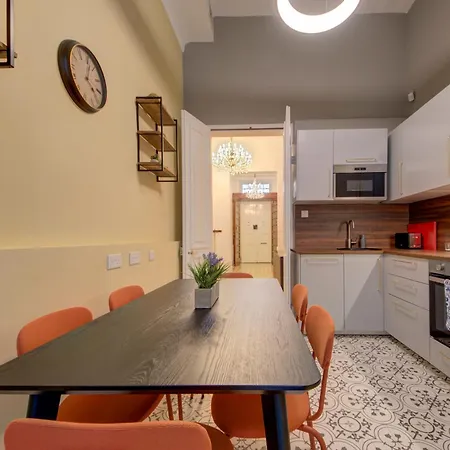 Casa Marie, In A Traditional Corner Townhouse In The 3 Cities, Built In 1881 *