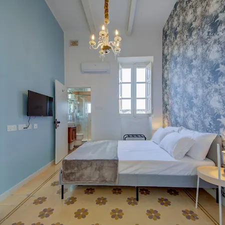 Casa Marie, In A Traditional Corner Townhouse In The 3 Cities, Built In 1881 *