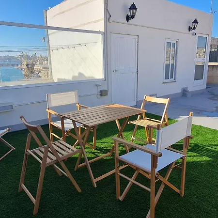 Casa Marie, In A Traditional Corner Townhouse In The 3 Cities, Built In 1881 *