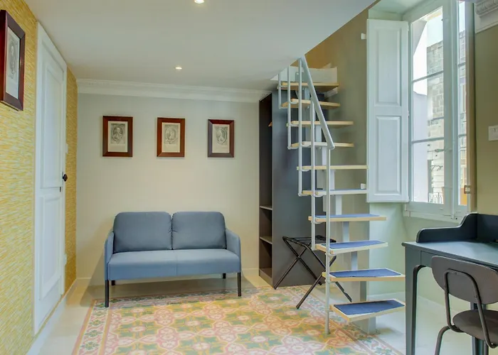 Casa Marie, In A Traditional Corner Townhouse In The 3 Cities, Built In 1881 Holiday home *