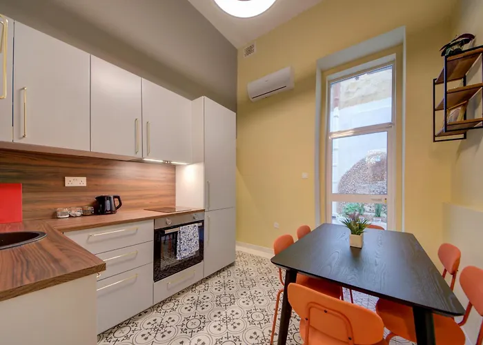 Casa Marie, In A Traditional Corner Townhouse In The 3 Cities, Built In 1881 *